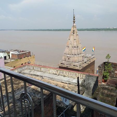 P G On Ganges Varanasi Esterno foto