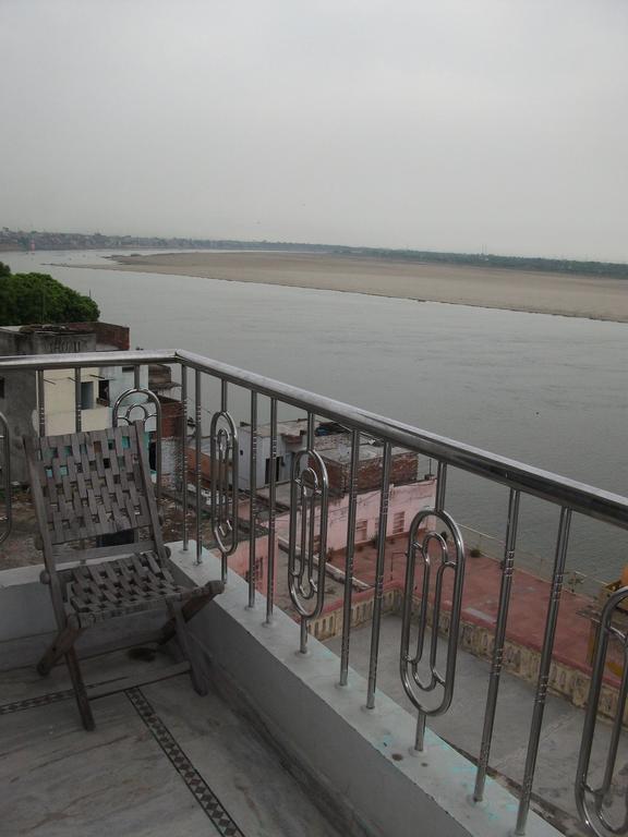 P G On Ganges Varanasi Esterno foto