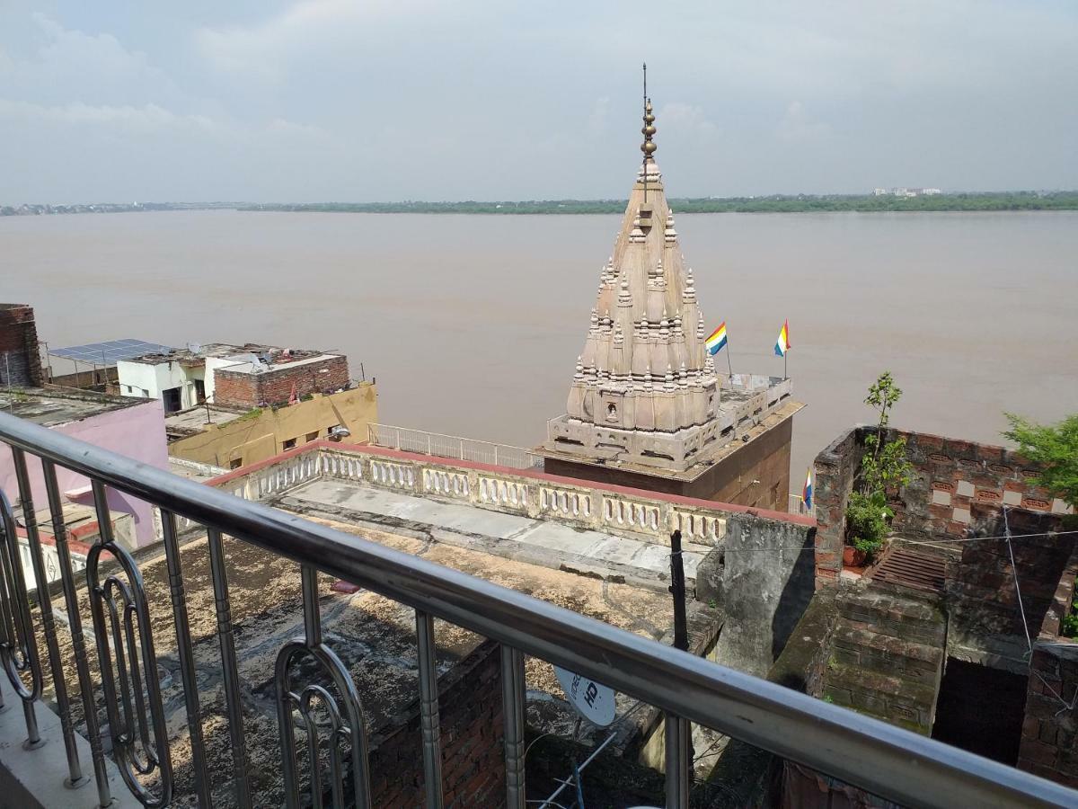 P G On Ganges Varanasi Esterno foto